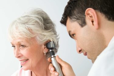 Desconocimiento, costes y estigma: así afectan las barreras a la salud auditiva en España