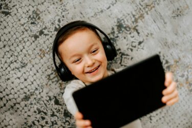 El uso excesivo de auriculares en niños dispara el riesgo de hipoacusia