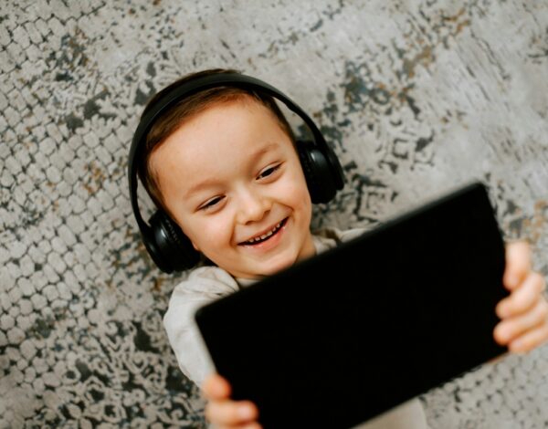 El uso excesivo de auriculares en niños dispara el riesgo de hipoacusia