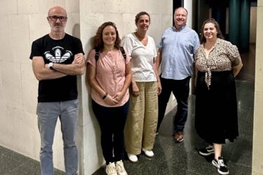 La Universidad de La Laguna (ULL), a través de la Cátedra Institucional de Discapacidad Auditiva y Accesibilidad, ha promovido la instalación de un sistema de bucle magnético en el Aula Magna Blas Cabrera Felipe de la Facultad de Ciencias, en colaboración con la Clínica Barajas.