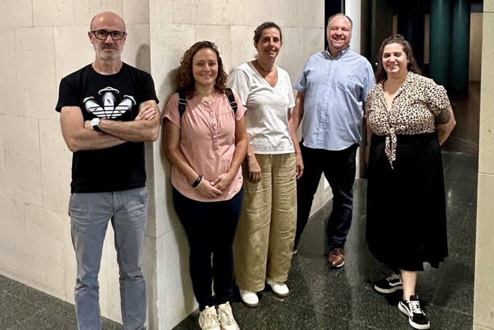 La Universidad de La Laguna (ULL), a través de la Cátedra Institucional de Discapacidad Auditiva y Accesibilidad, ha promovido la instalación de un sistema de bucle magnético en el Aula Magna Blas Cabrera Felipe de la Facultad de Ciencias, en colaboración con la Clínica Barajas.