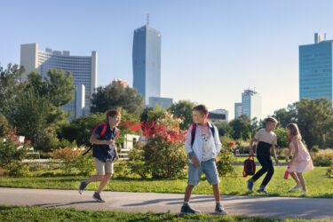 MED-EL llama a reforzar la inclusión de los niños con implantes cocleares en la vuelta al cole