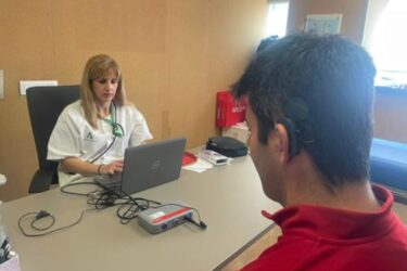El Clínico San Cecilio da el salto a la programación remota de implantes cocleares