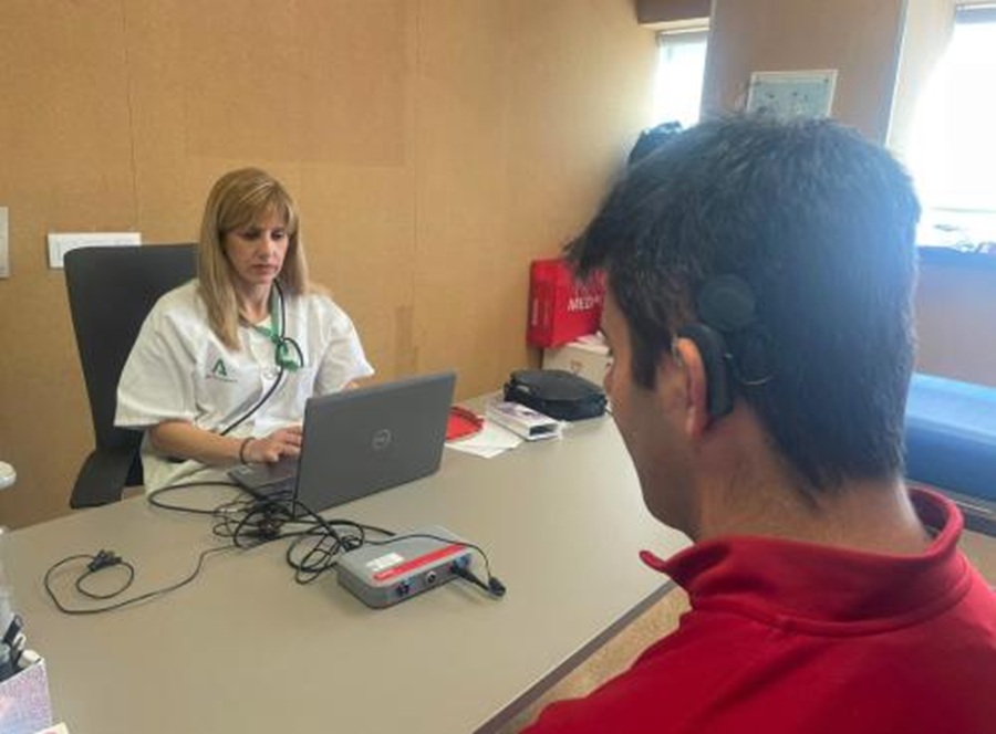 El Clínico San Cecilio da el salto a la programación remota de implantes cocleares